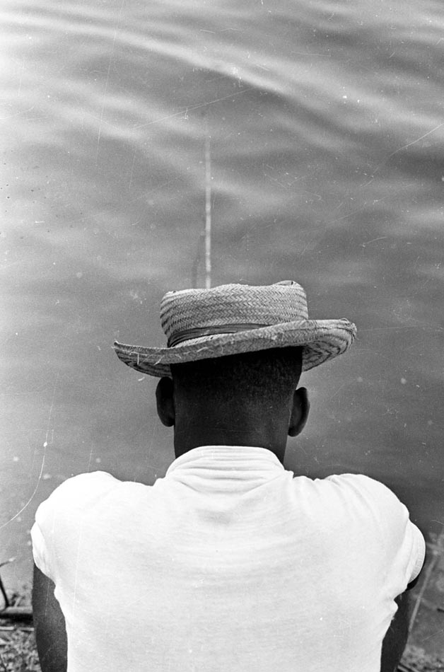 Santos, SP. Década de 1960. Pelé, usando um chapéu de palha, pesca na beira de rio antes de jogo do Santos. Foto: Domício Pinheiro/AE