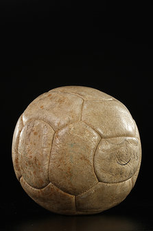 A bola do milésimo gol; objetos do acervo pessoal de Pelé estão reunidos no livro 'As joias do rei', de Celso de Campos Jr. - Leo Feltran/Divulgação
